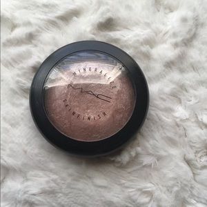 Mac Cosmetics Soft and Gentle